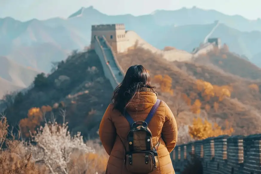Turista de espaldas con muralla china de fondo | Agencia de viajes