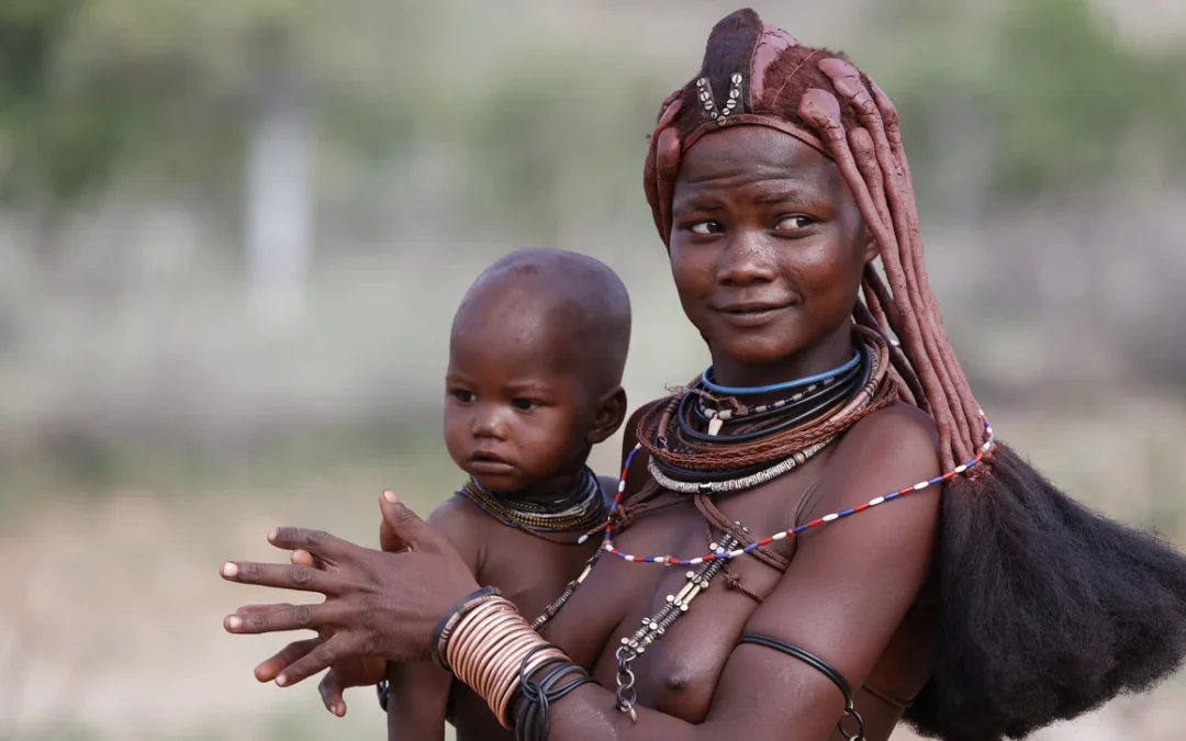 Mujer angoleña con un niño pequeño