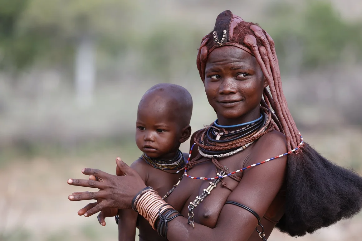 Mujer angoleña con un niño pequeño