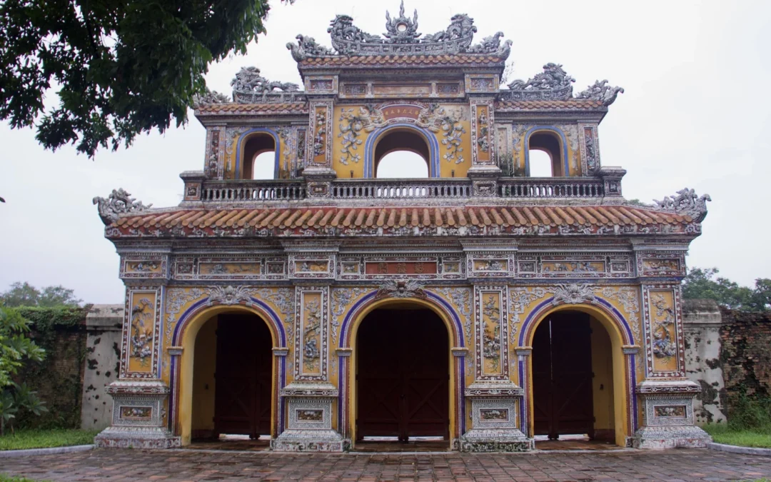 Puerta en la Ciudad Imperial de Hue, Vietnam