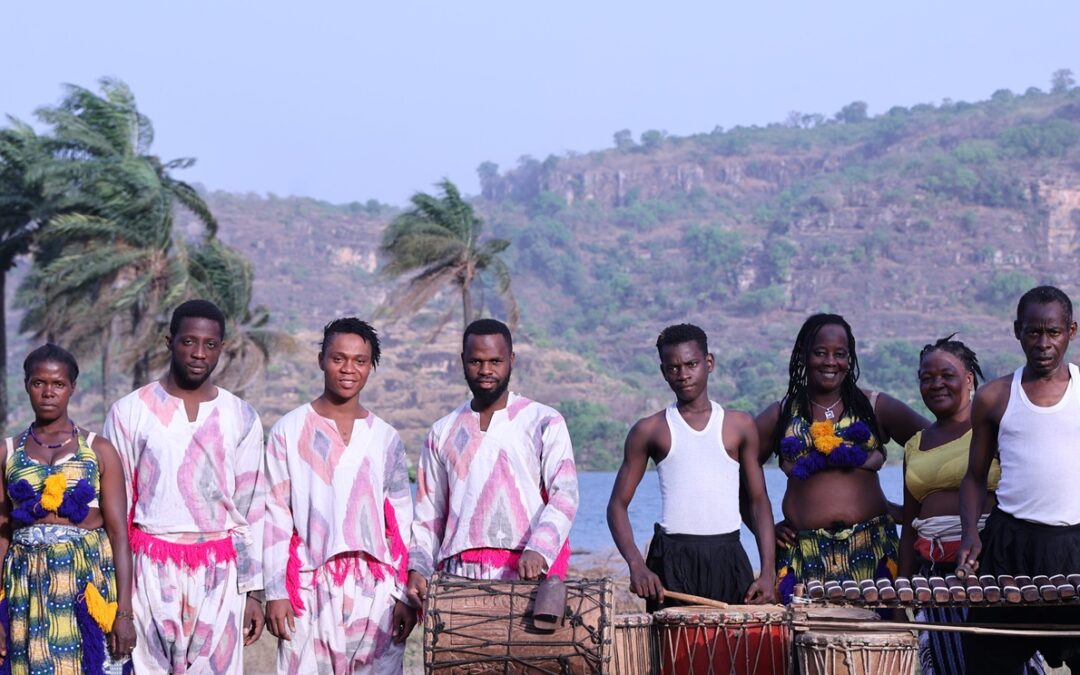 Grupo de hombres y mujeres guineanos durante una celebración tradicional en Guinea Conakry.