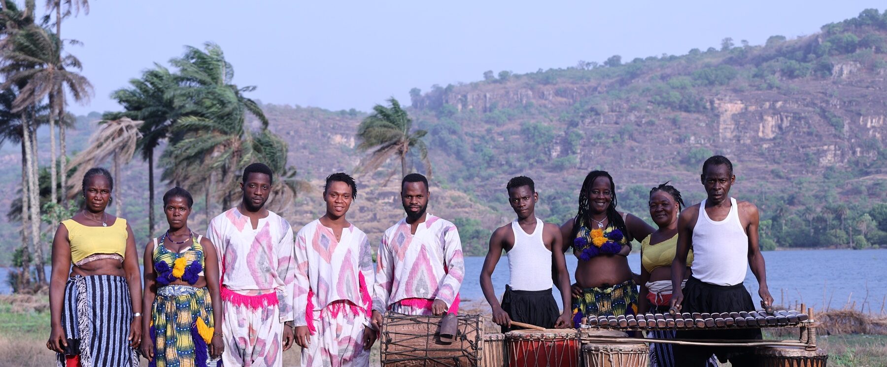Grupo de hombres y mujeres guineanos durante una celebración tradicional en Guinea Conakry.