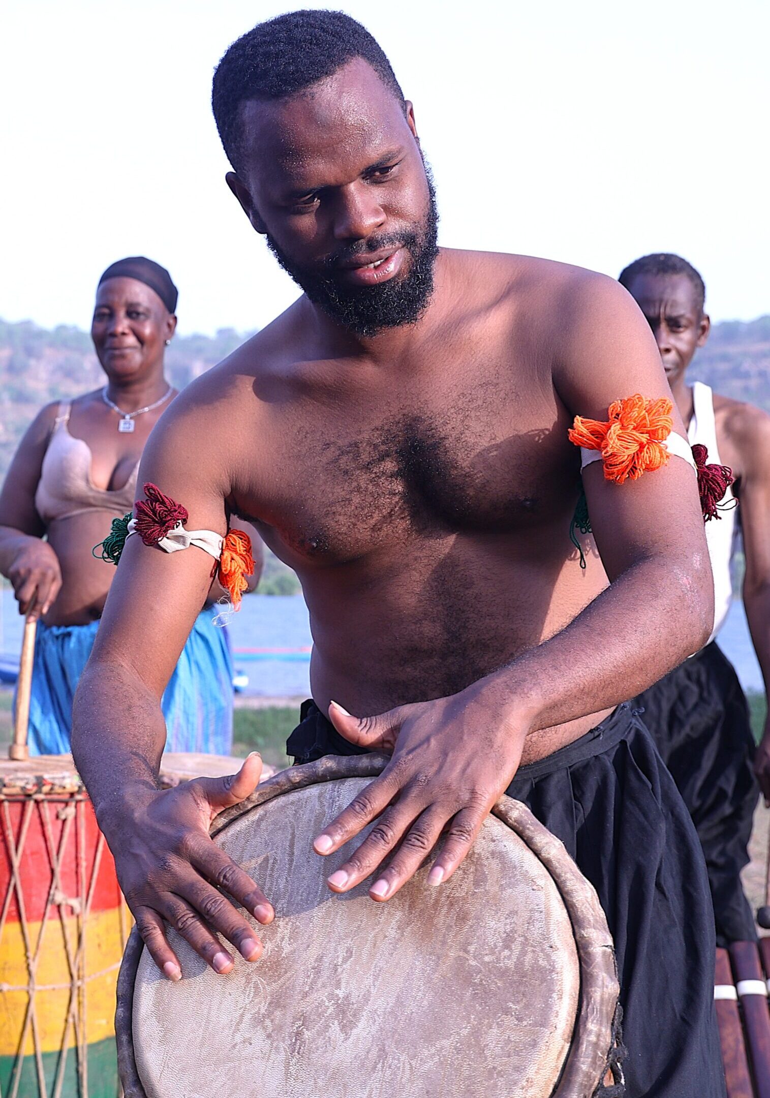 Músico guineano tocando un tambor tradicional