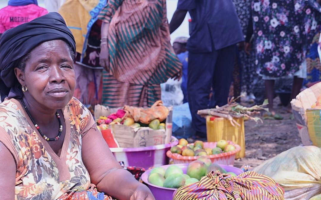 Mujer guineana en un mercado local de Guinea Conakry.