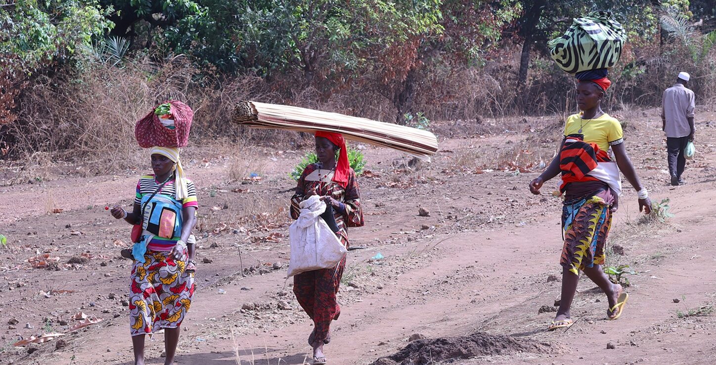 Mujeres transportando leña, escena cotidiana de Guinea Conakry.