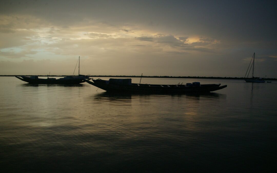 Barco en río de Senegal