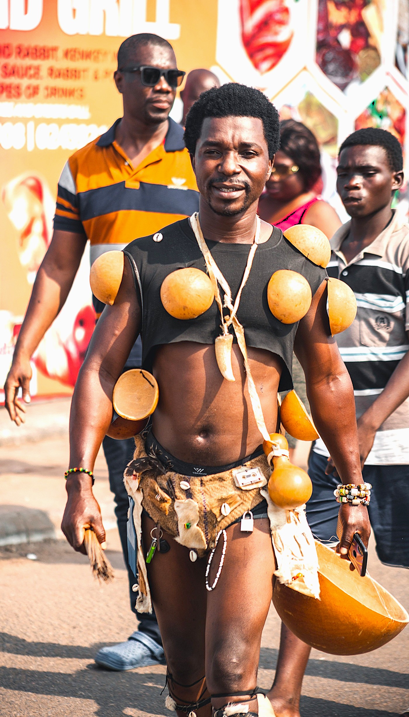 Hombre en traje tradicional en un vibrante desfile de festival en Accra, Ghana.
