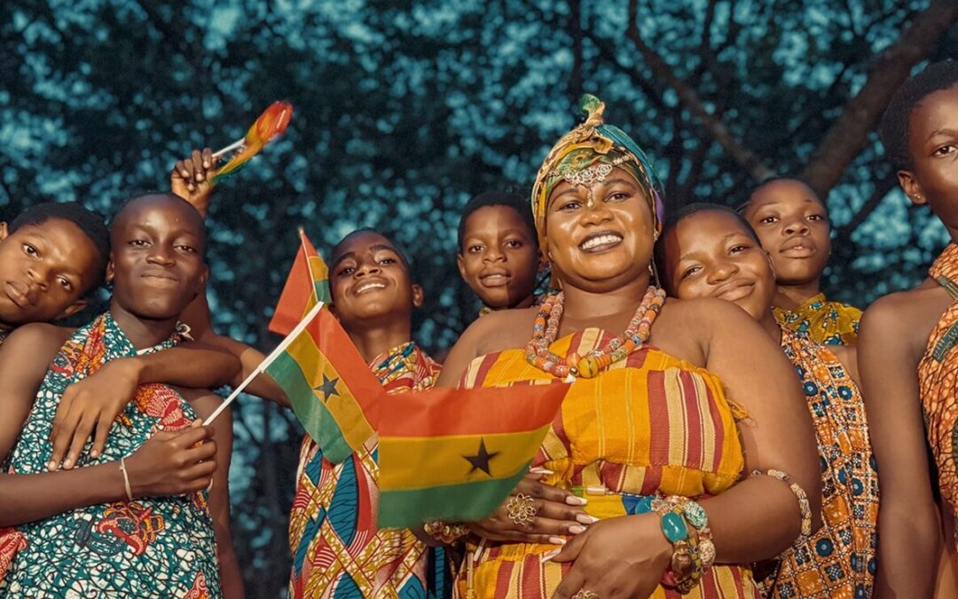 Los ghaneses con sus trajes tradicionales exhiben telas kente de colores vibrantes.