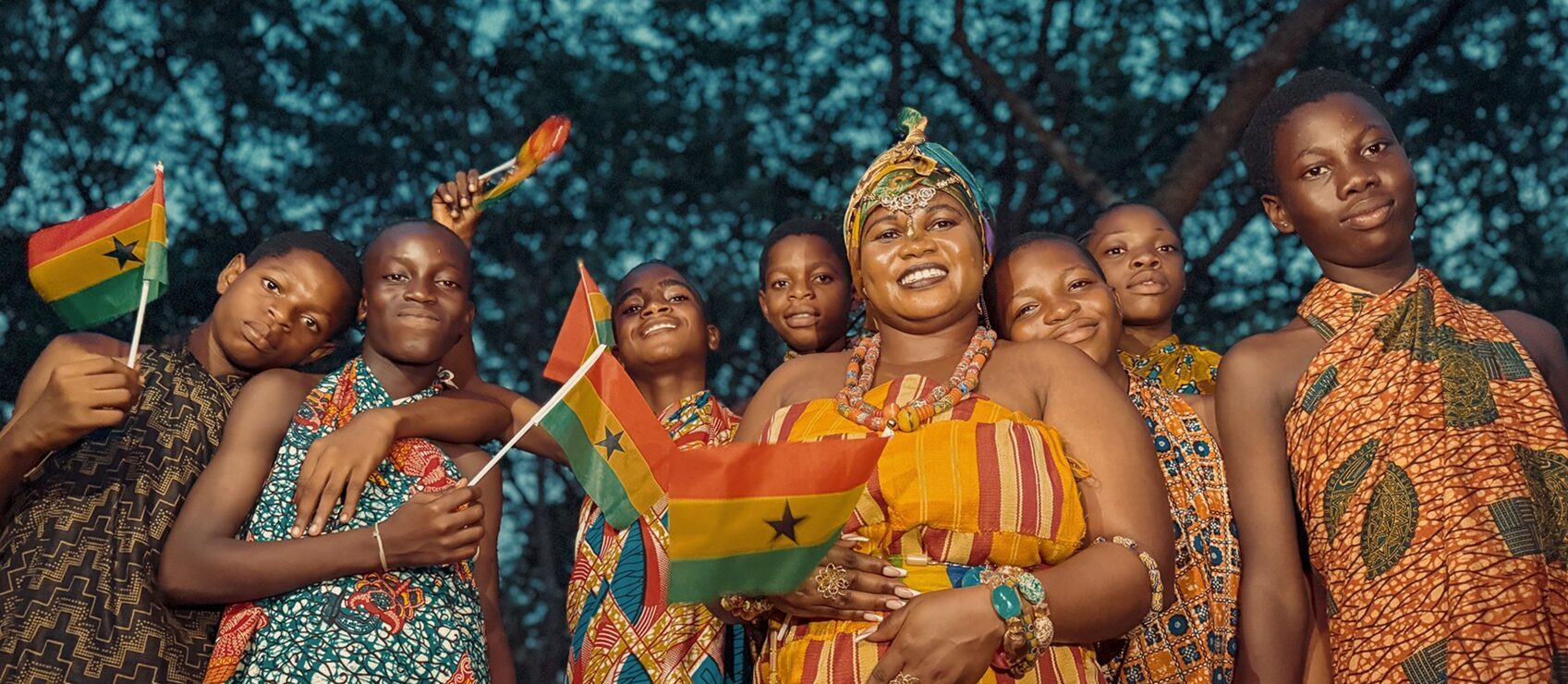 Los ghaneses con sus trajes tradicionales exhiben telas kente de colores vibrantes.