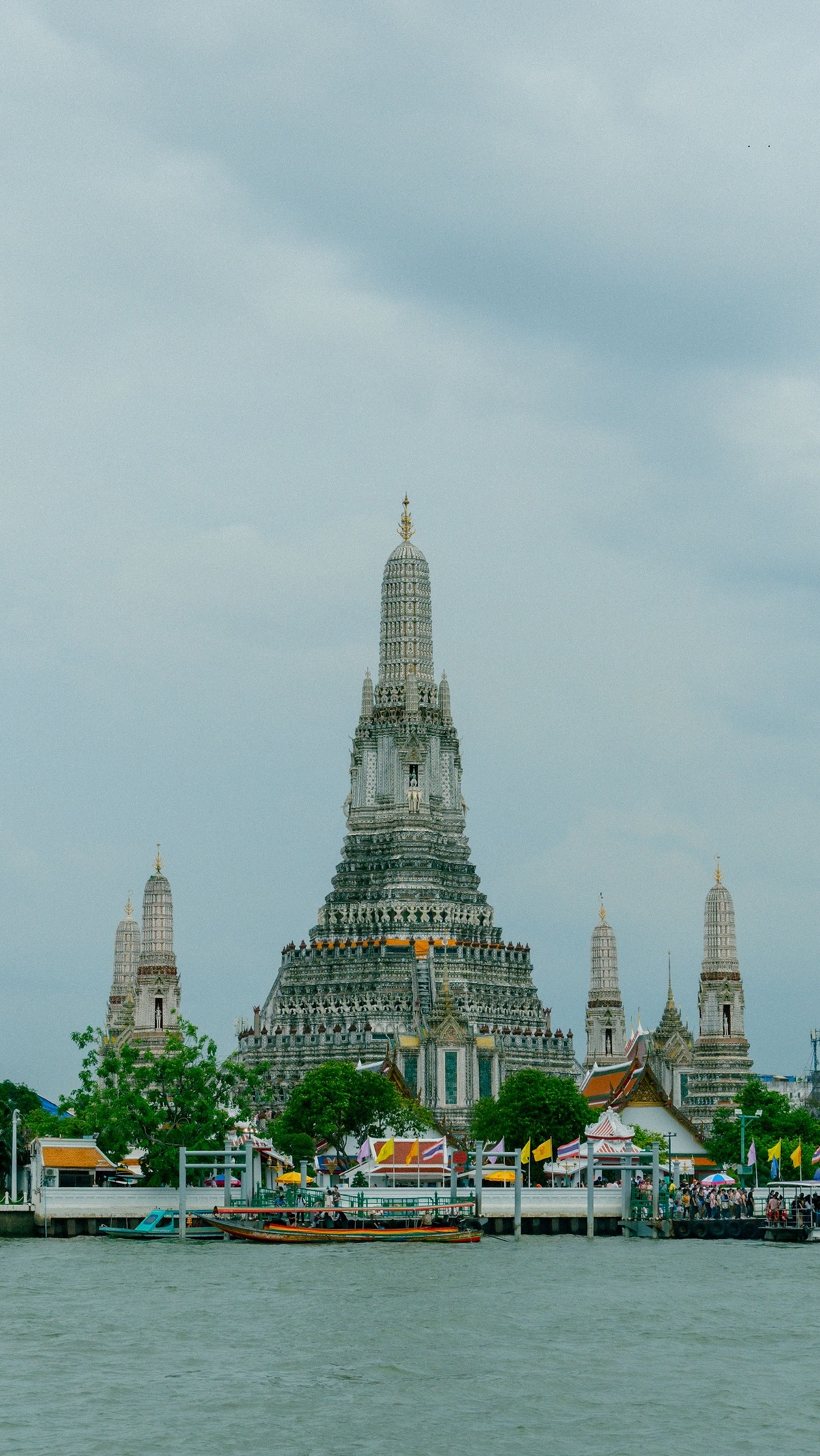 Impresionante vista del Wat Arun junto al río Chao Phraya en Bangkok durante el día.